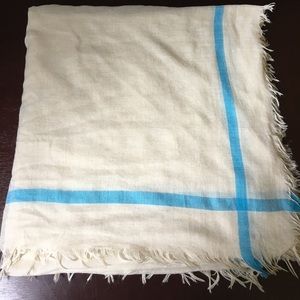 I am selling a fashionable scarf