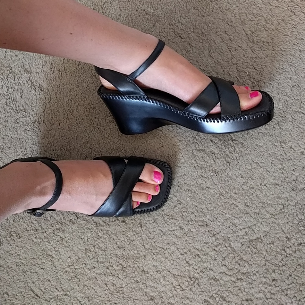 Natural Soul wedge sandals with stitch accent