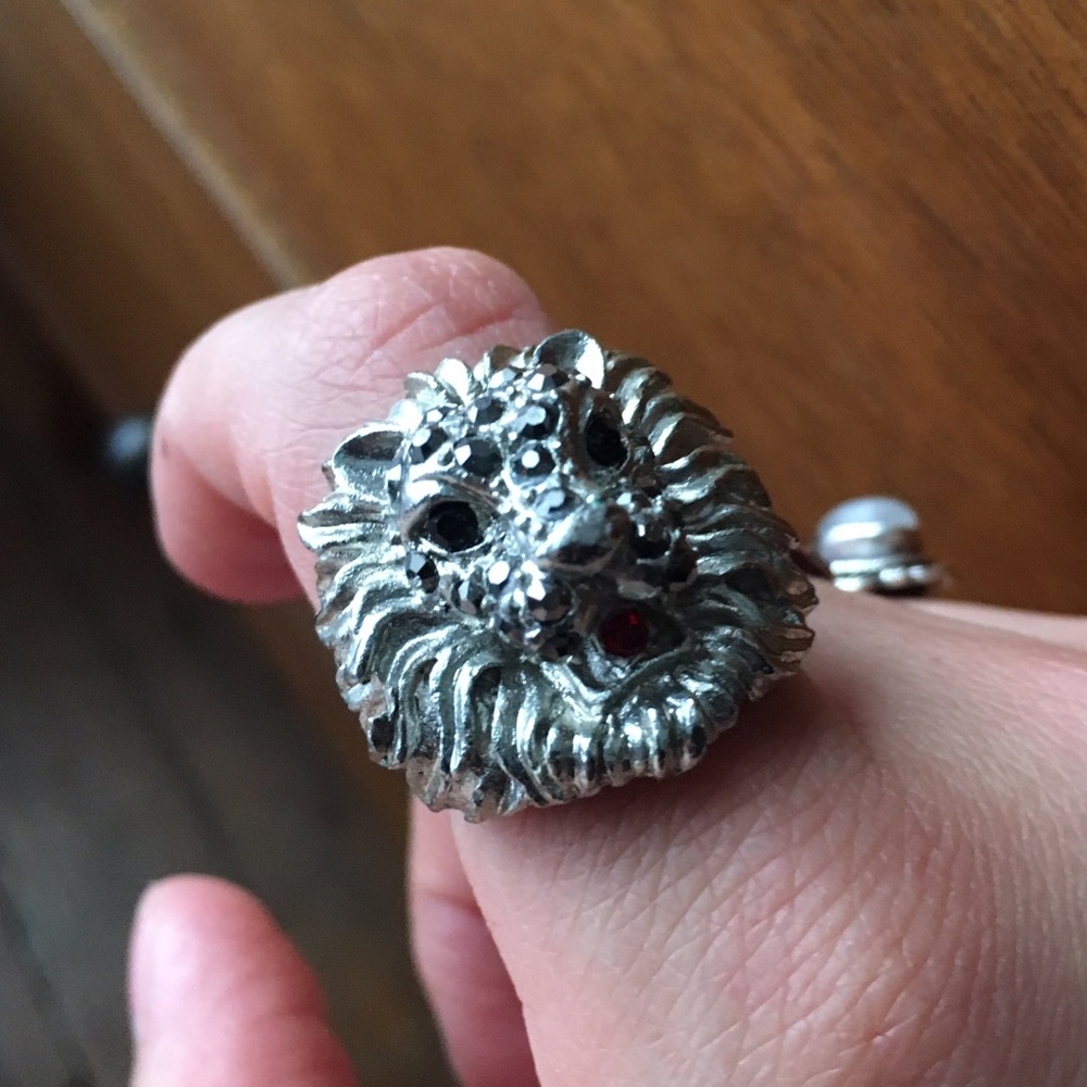 Silver lion ring with rhinestones