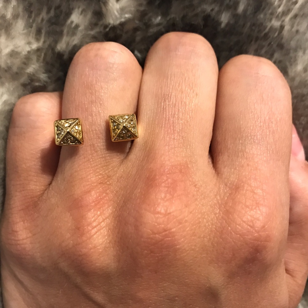 NWOT BCBG MAXAZRIA Stud Ring