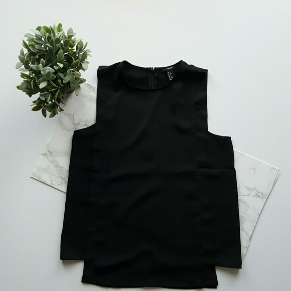 Cropped Side Top - Picture 2 of 4