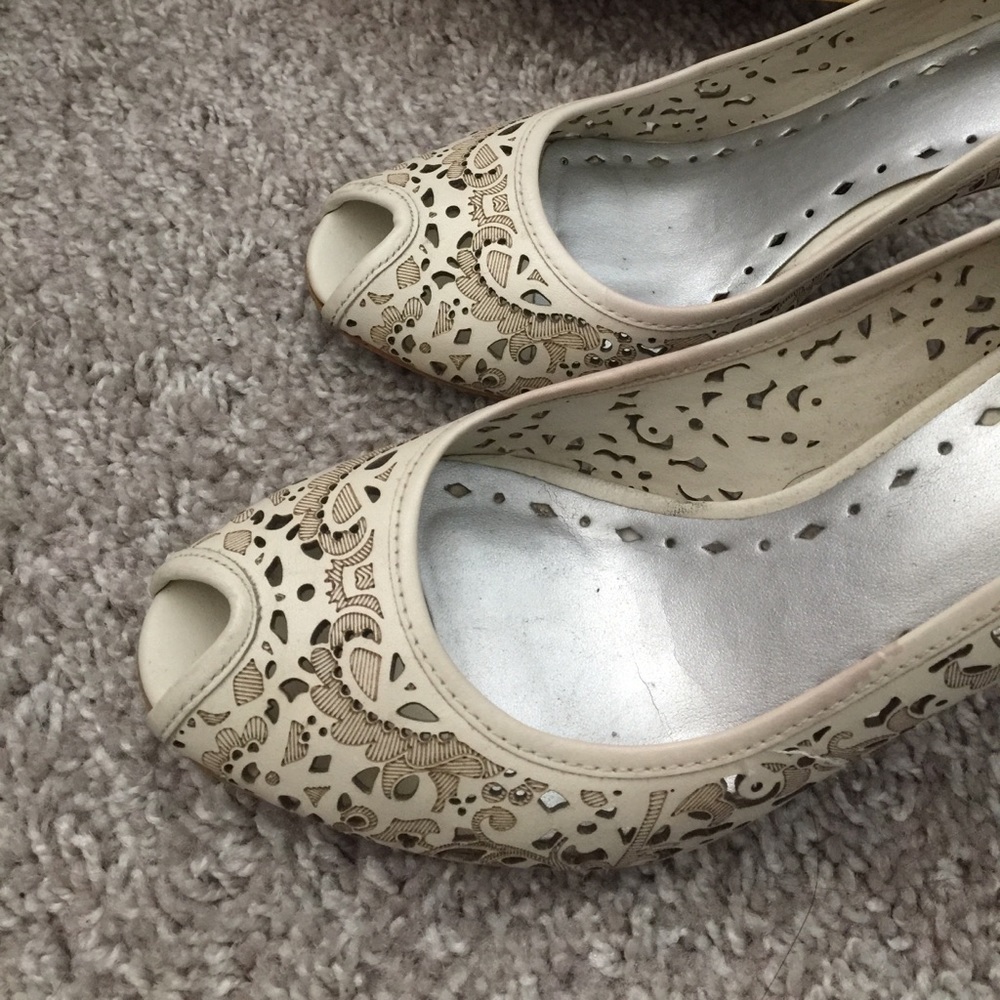 BCBG perforated ivory heels. Size 7. Gently worn.