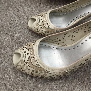 BCBG perforated ivory heels. Size 7. Gently worn.