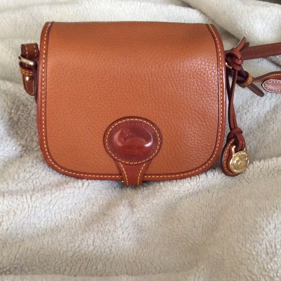 Dooney & Bourke Handbags - Vintage Dooney & Bourke crossbody 🦆
