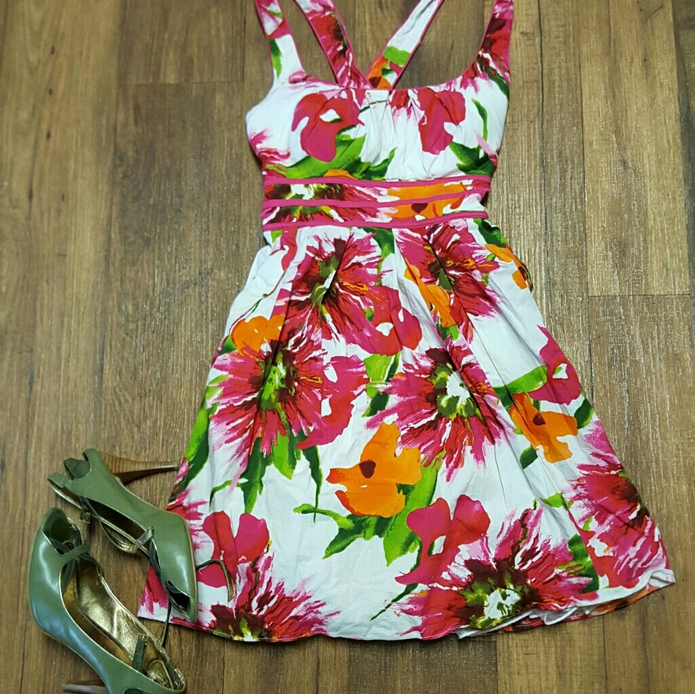 City triangles dress with pockets!