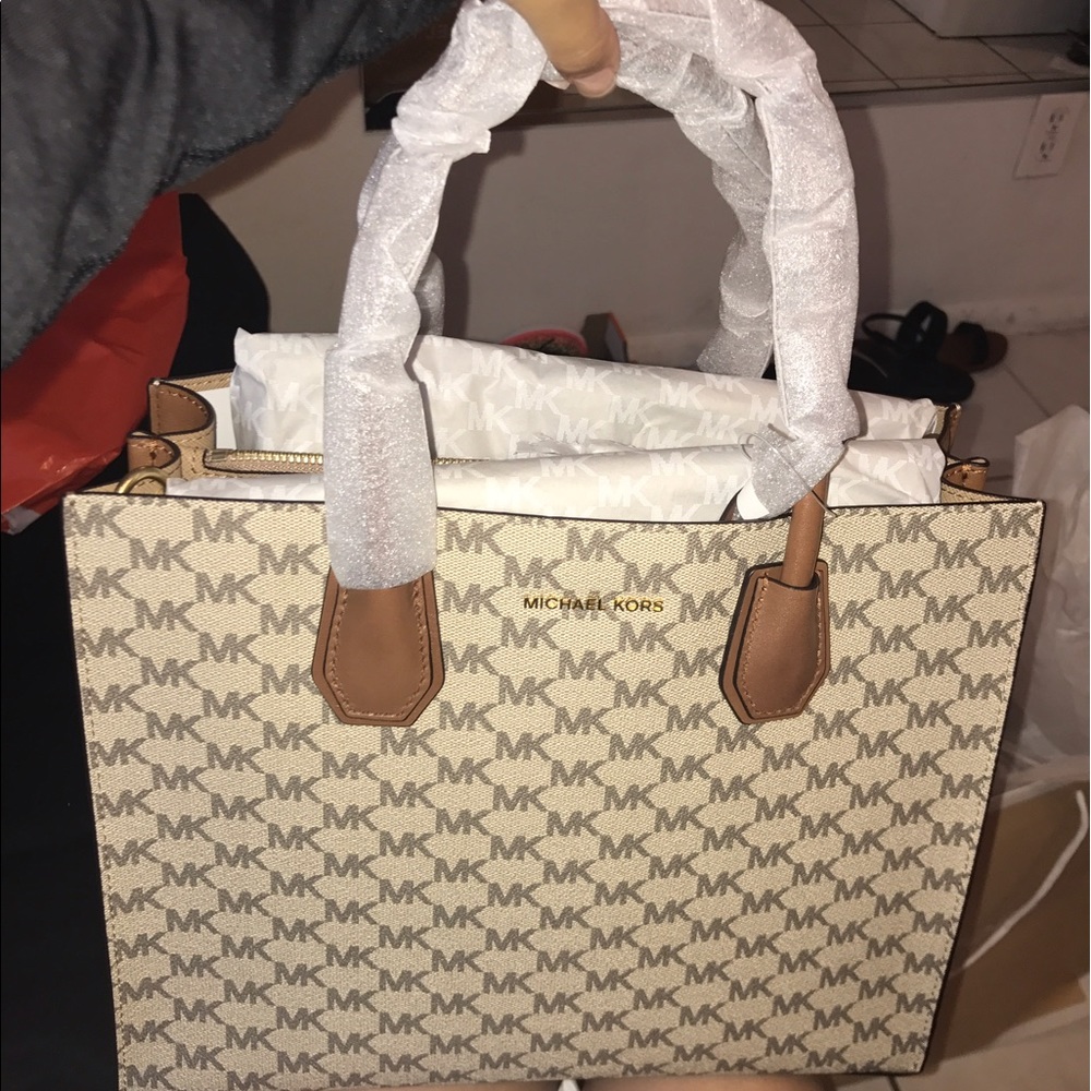 Michael Kors Authentic Lifestyle Handbag & wallet