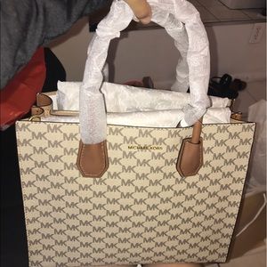 Michael Kors Authentic Lifestyle Handbag & wallet