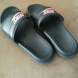 ‼️FINAL PRICE ‼️ Nike sandals (size 6)