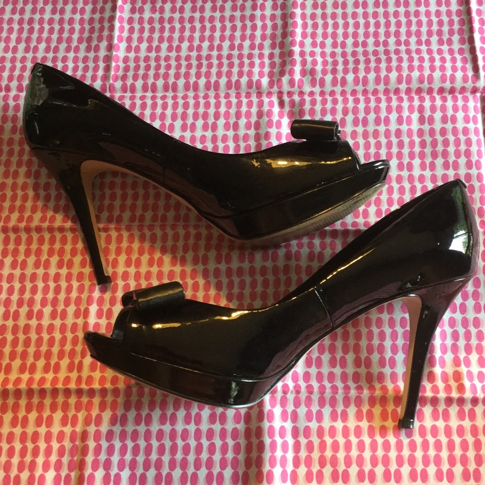White House Black Market Peep Toe w/ Bows.  Sz 10.