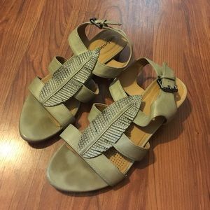 Leaf strapped sandals