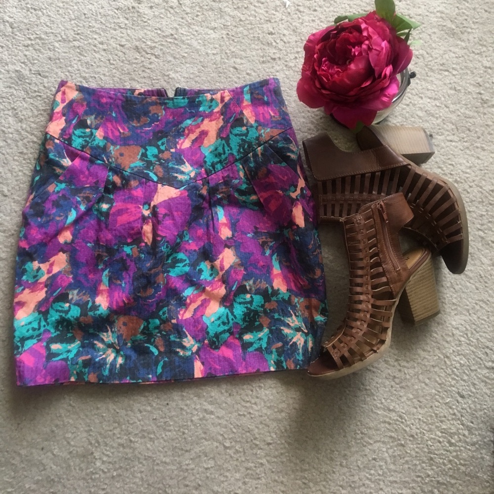 Fun, fitted, colorful skirt. Great condition