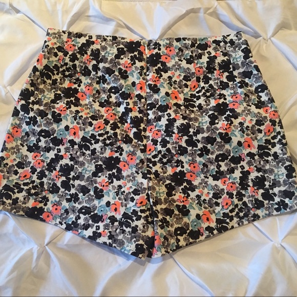 High-Waisted Floral Shorts - Picture 1 of 4