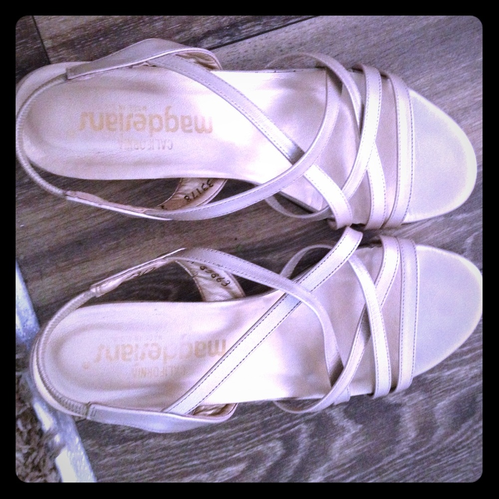 Low heel shoes