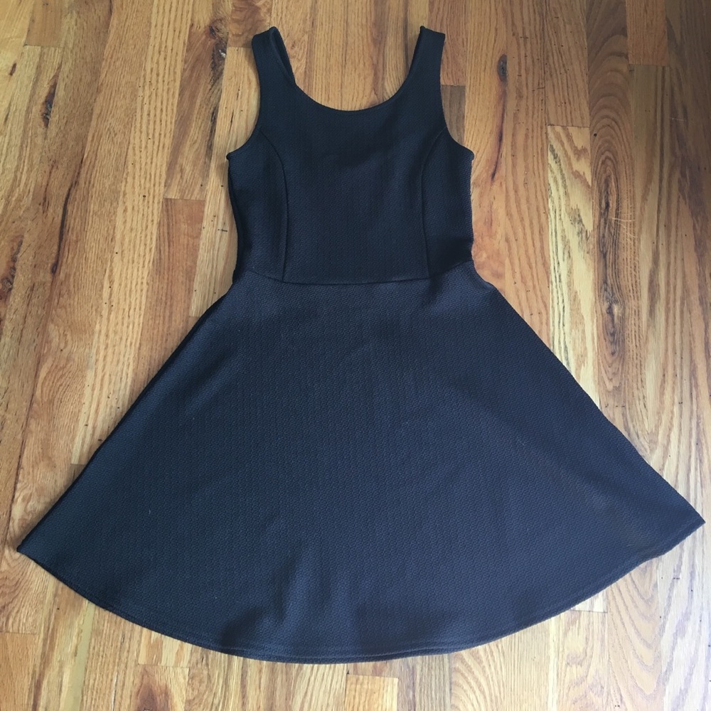 H&M 6 Black Textured Sleeveless Skater Dress