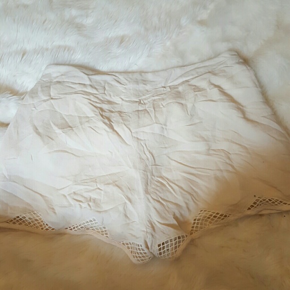 UO Kimchi Blue Cream Flowy Shorts NWOT - Picture 4 of 4