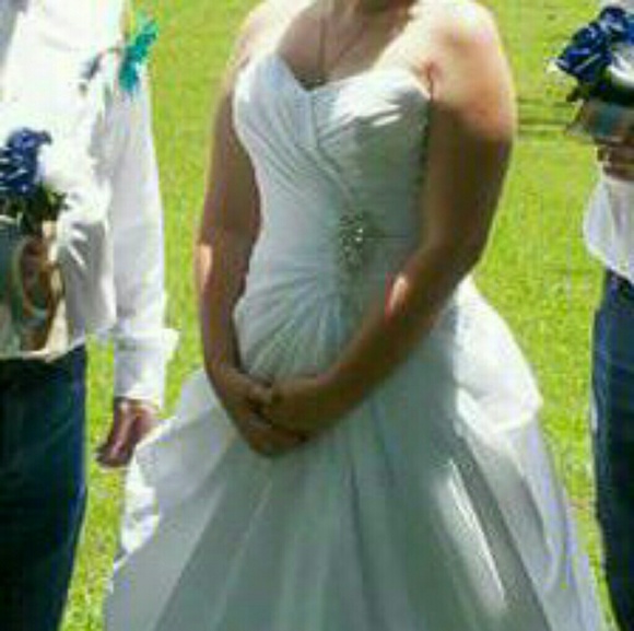 Wedding Dress - Picture 2 of 2