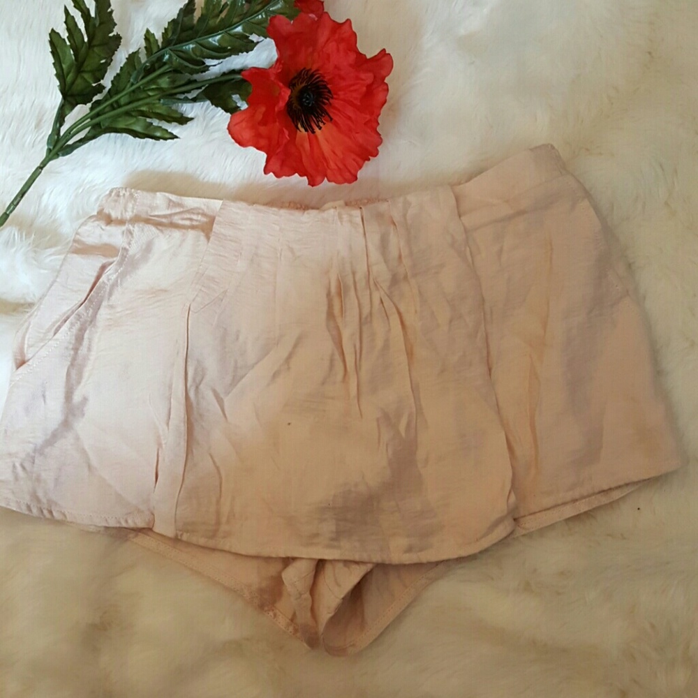 UO Silence and Noise Skort NWOT - Picture 2 of 3
