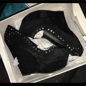 ❗️FLASH SALE❗️NEW Stud black wedges
