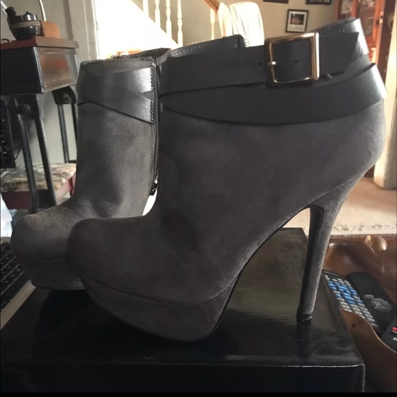 Grey booties with a heel - Picture 1 of 2