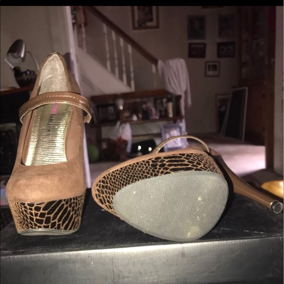 Brown pumps with design on bottom - Picture 2 of 2