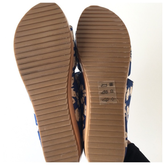 Alice + Olivia Blue Bird Flower Slide Sandals - Picture 8 of 8