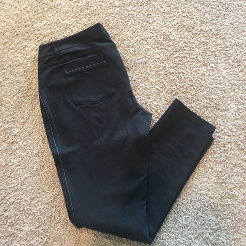Comfy Black skinny leg pants!
