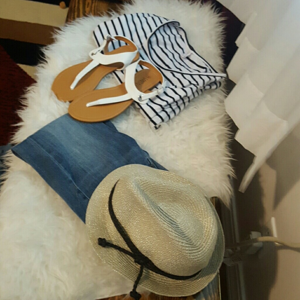 New, cute l, white thong sandles