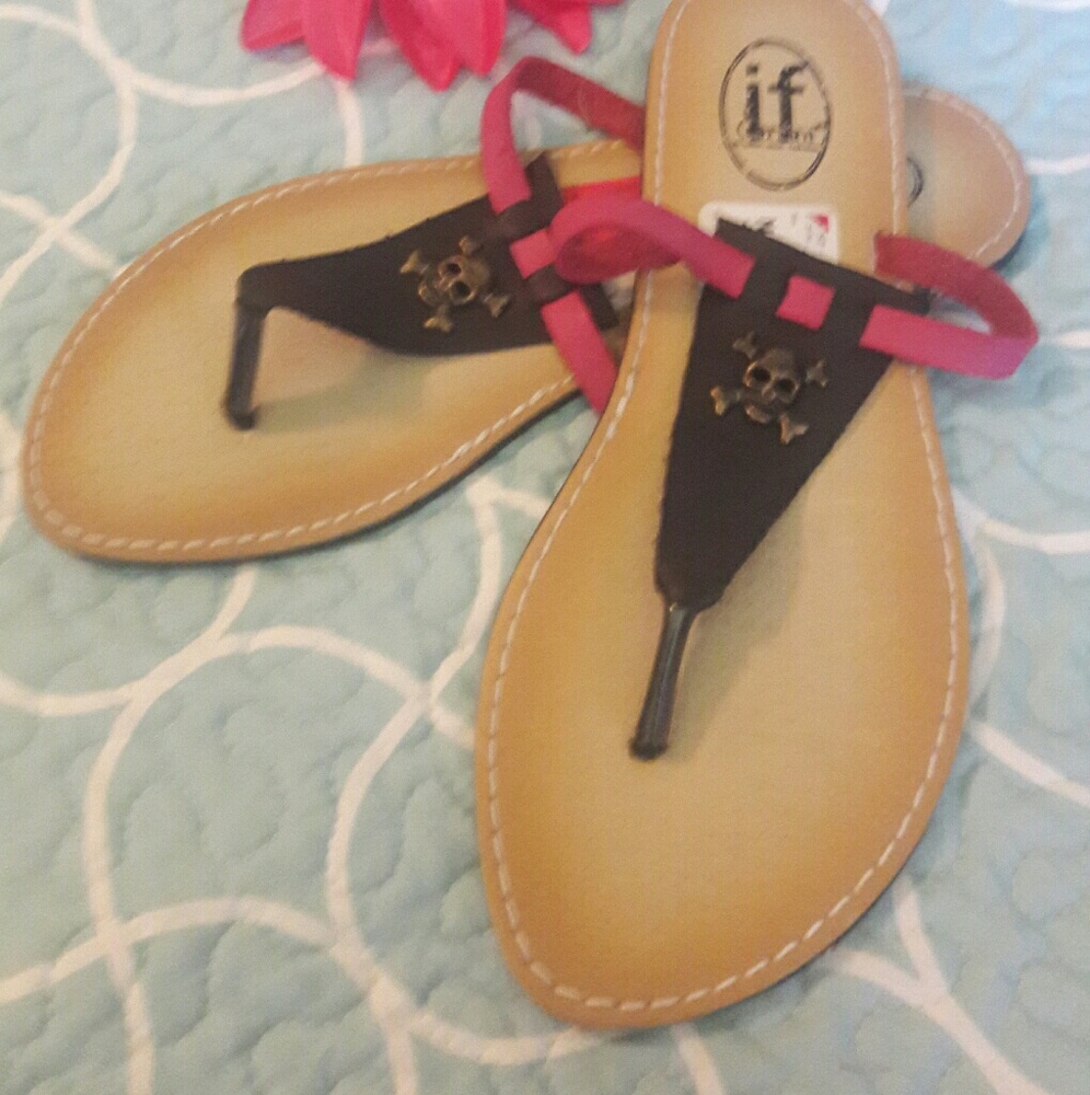 Super cute leather flip flops!