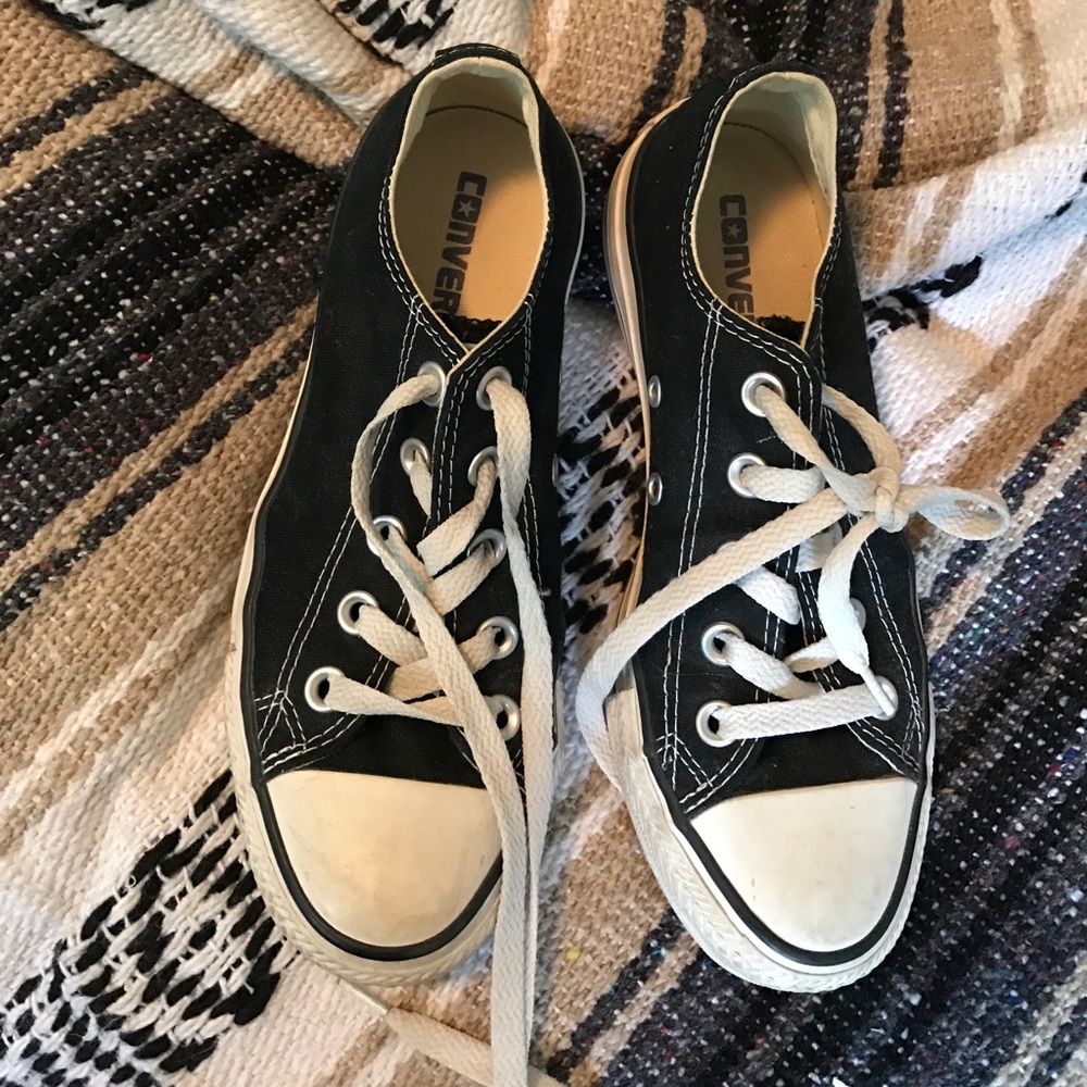BLACK LOW TOP CONVERSE CHUCKS