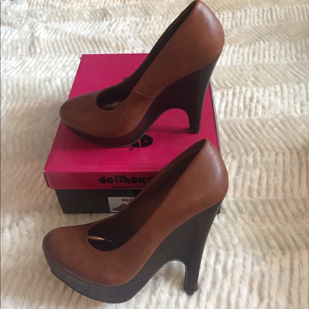 Chestnut pumps
