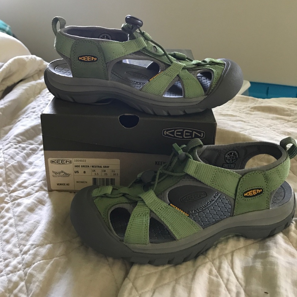 Green keen shoes