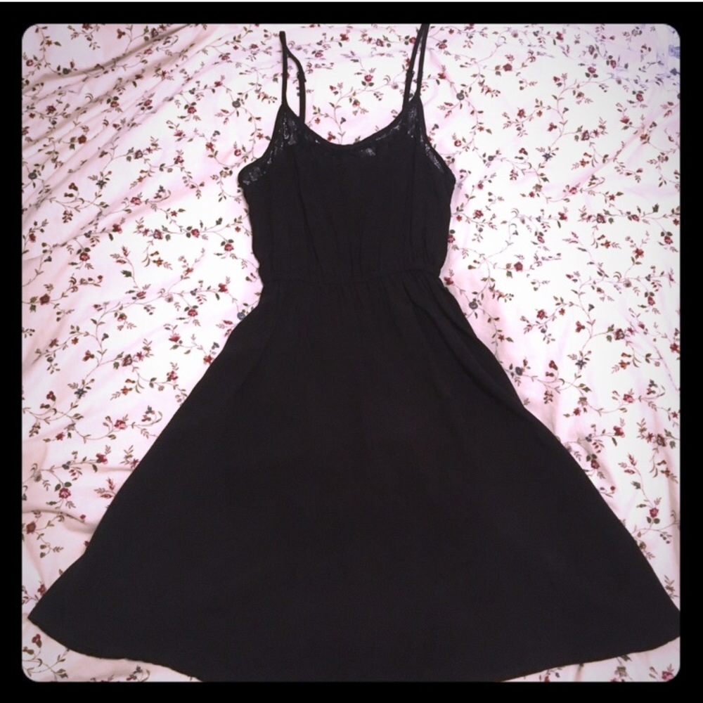 ⭐️ SOLD ⭐️ NEW H&M black dress with lace