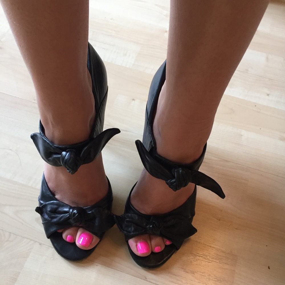 Vince Camuto Black leather bow heels stilettos-8.5