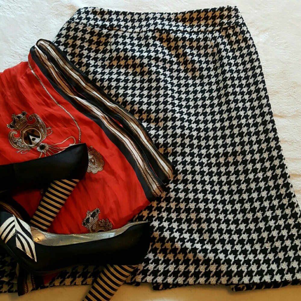 Black & white houndstooth lined will blend skirt