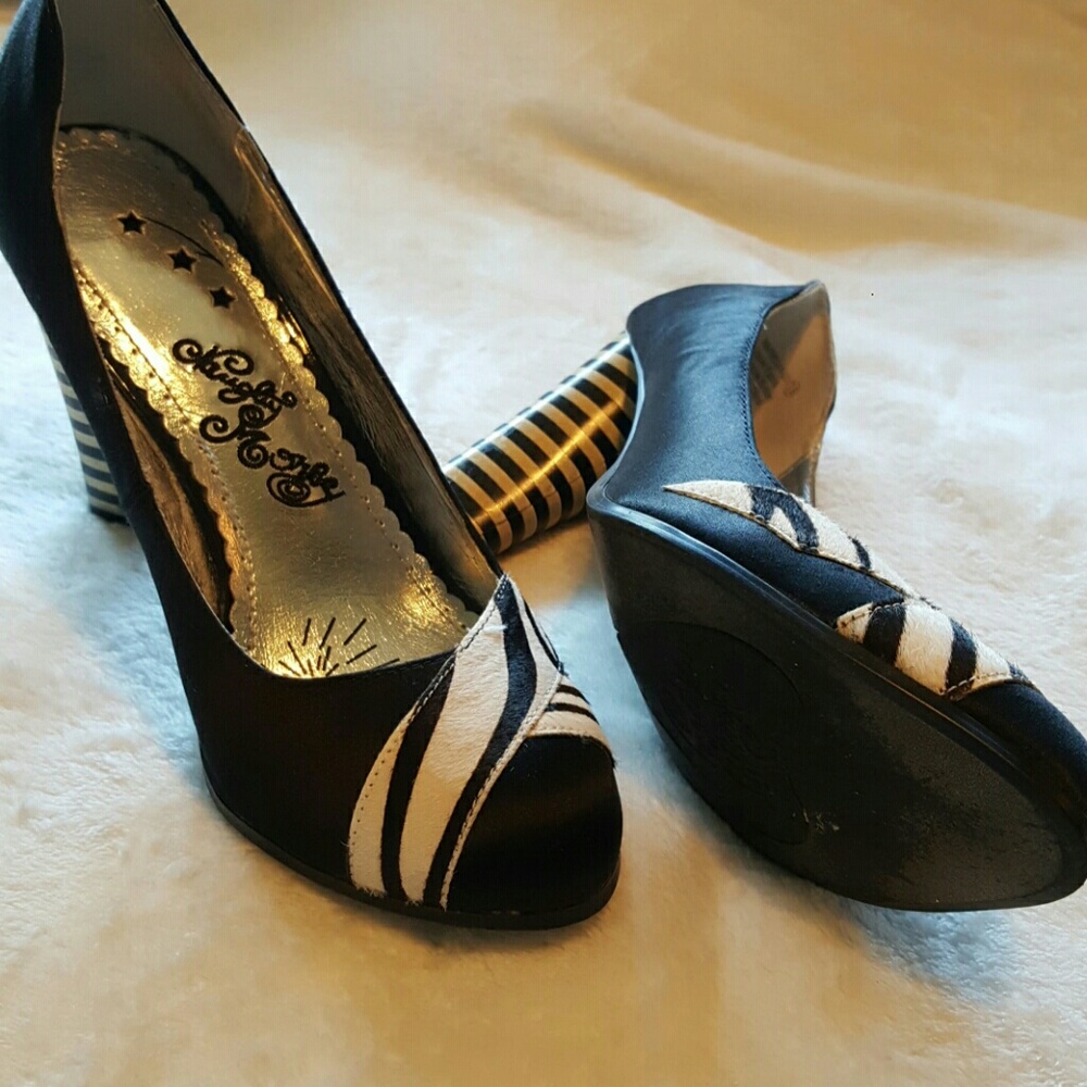 Black & white zebra/striped heels