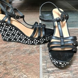 🚨CLEARANCE🚨Black Strappy Wedges!