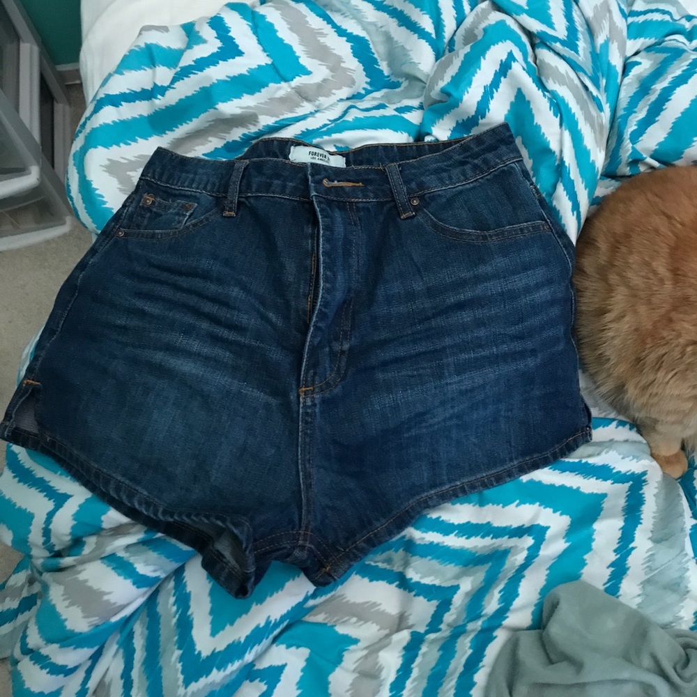 Highwaisted dark blue jean shorts