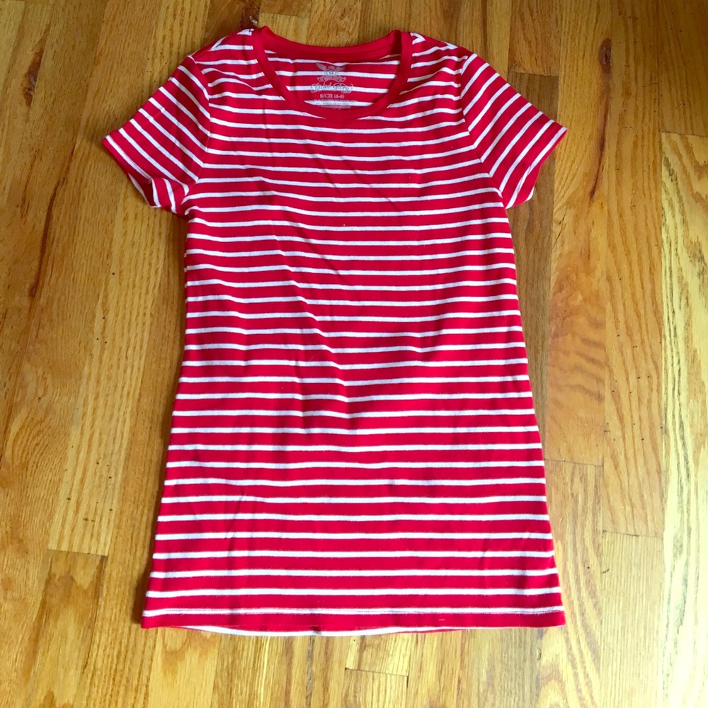 S red and white striped tee shirt