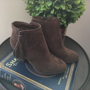 New Never Worn Suede-like ankle boots w/tassel