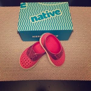 Native pink/sparkle infant shoe size 4