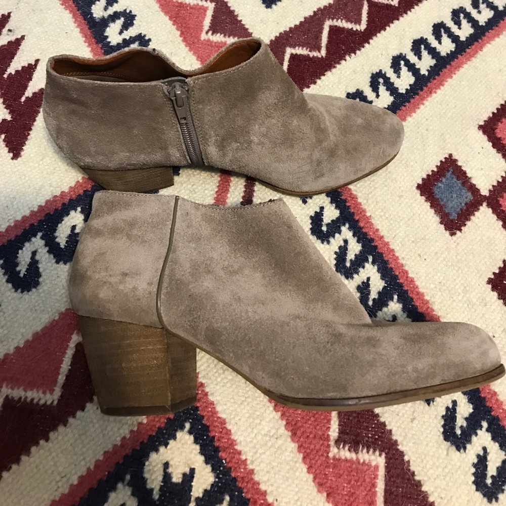 Lucky brand neutral suede ankle boot sz 10