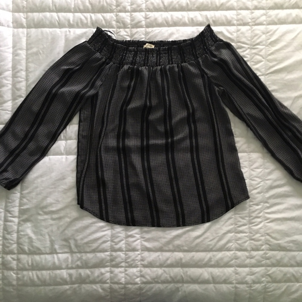 Cute of the shoulder shirt // NO TRADES!!!