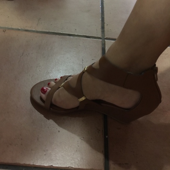 CUTE TAN WEDGES FOR SUMMER & SUPER COMFORTABLE - Picture 3 of 3