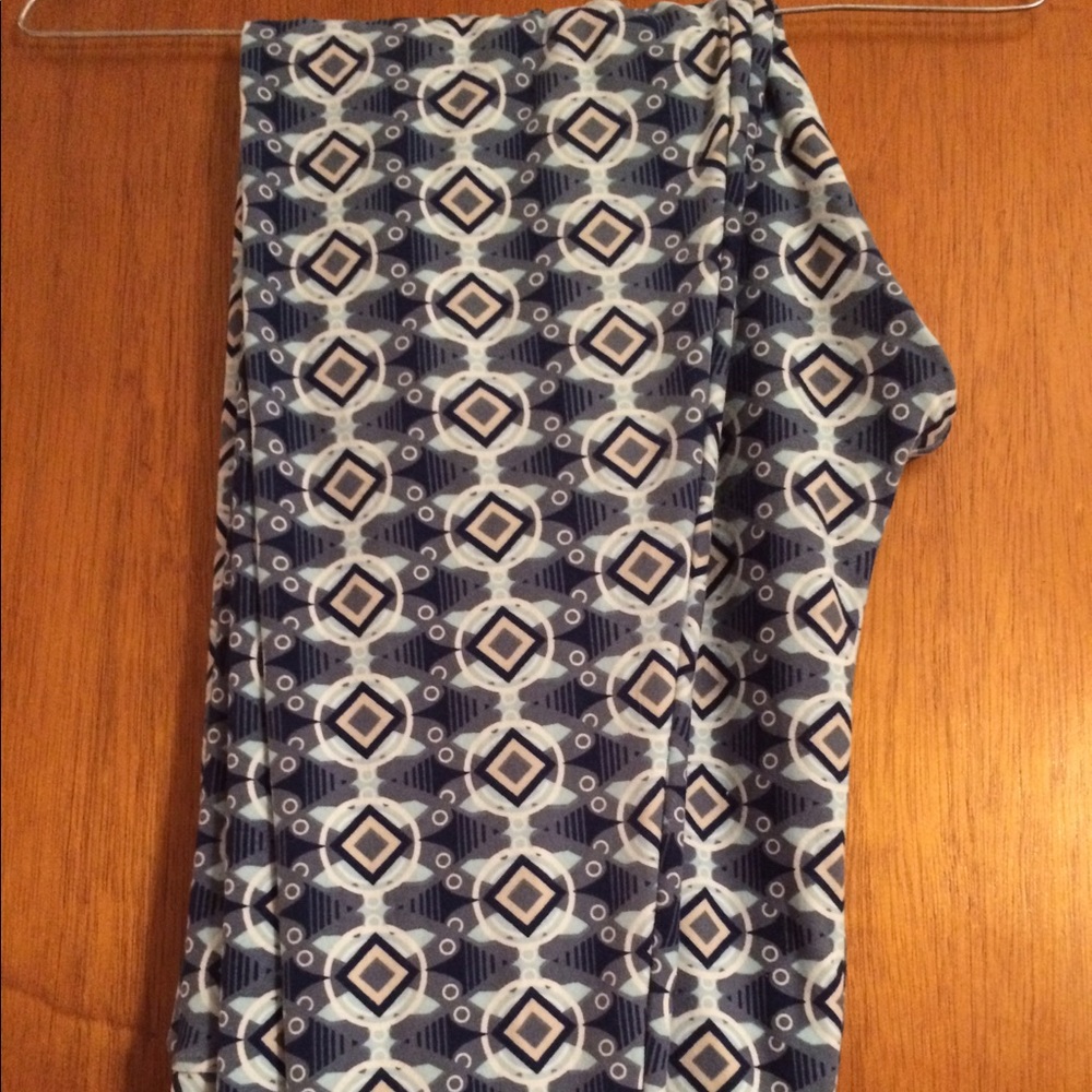 LulaRoe Tall & Curvy Leggings