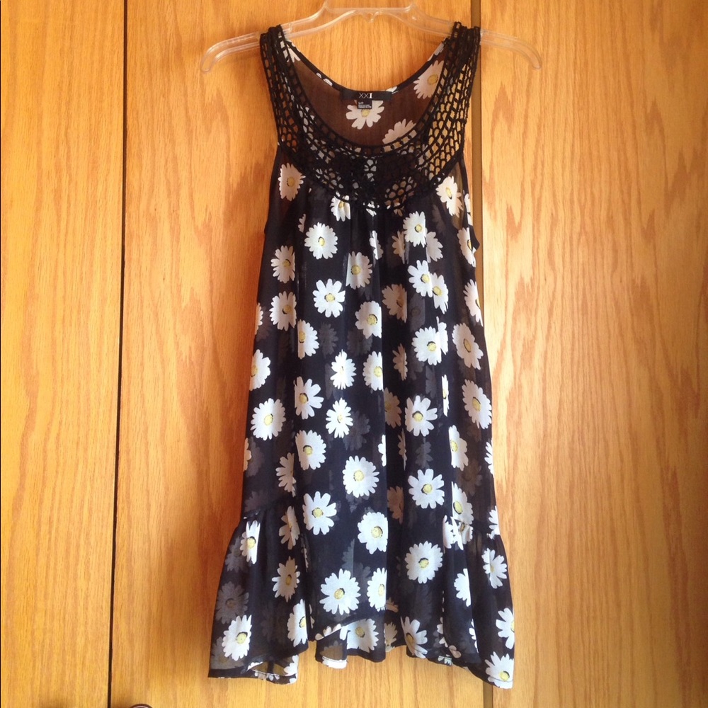 Forever 21 Daisy Floral Tunic Top