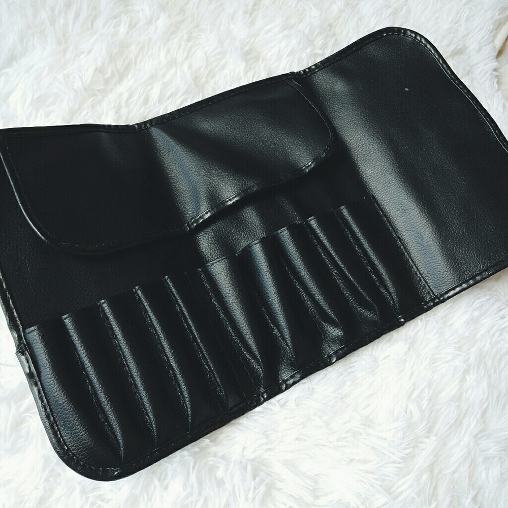 💕NWT!! vegan leather roll-up brush bag