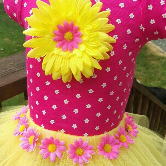 Infant yellow tutu skirt outfit with pink daisies - Picture 4 of 4