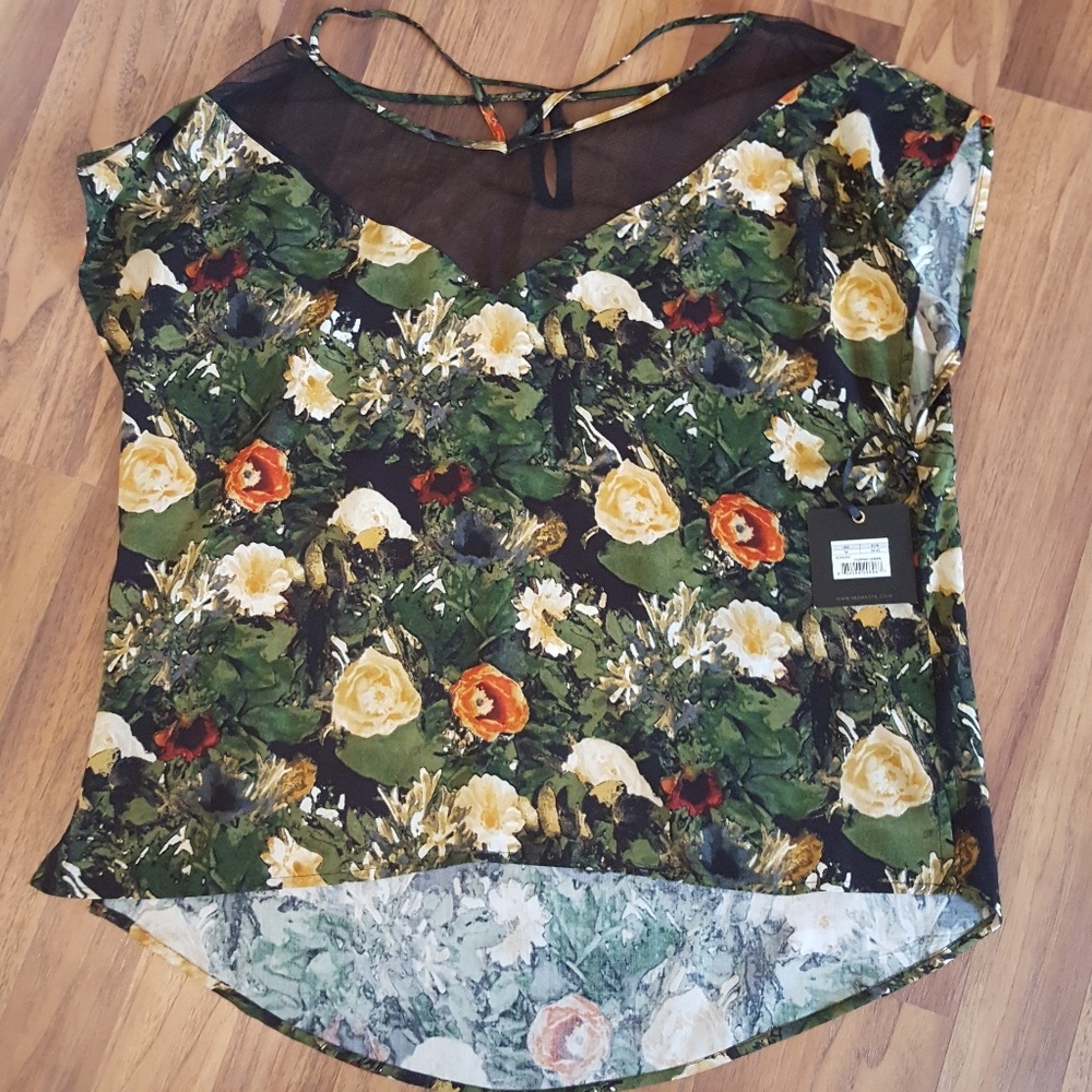 Fun summer top ! NWT