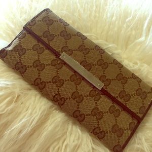 Authentic Gucci wallet. Comes with dust bag