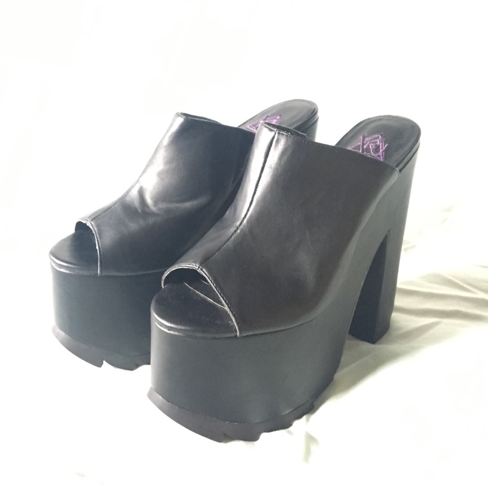 YRU black platform mule heels